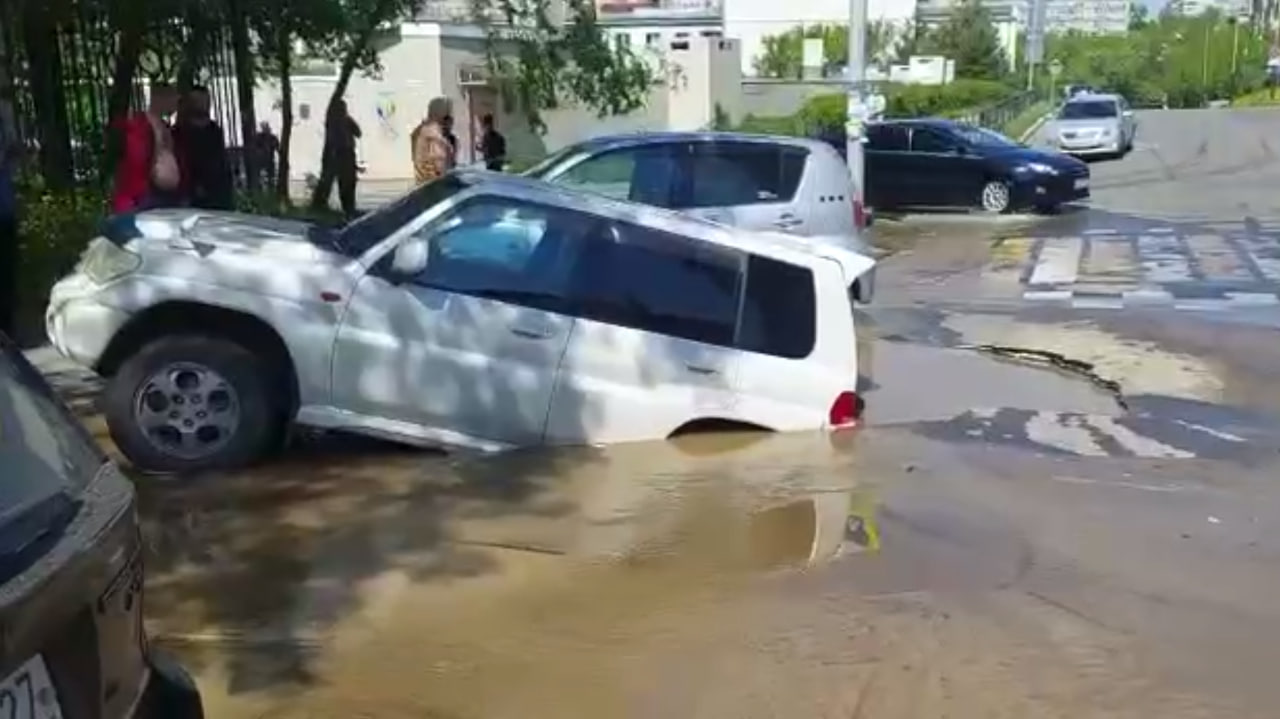 В Хабаровске машина провалилась под асфальт | Телеканал 