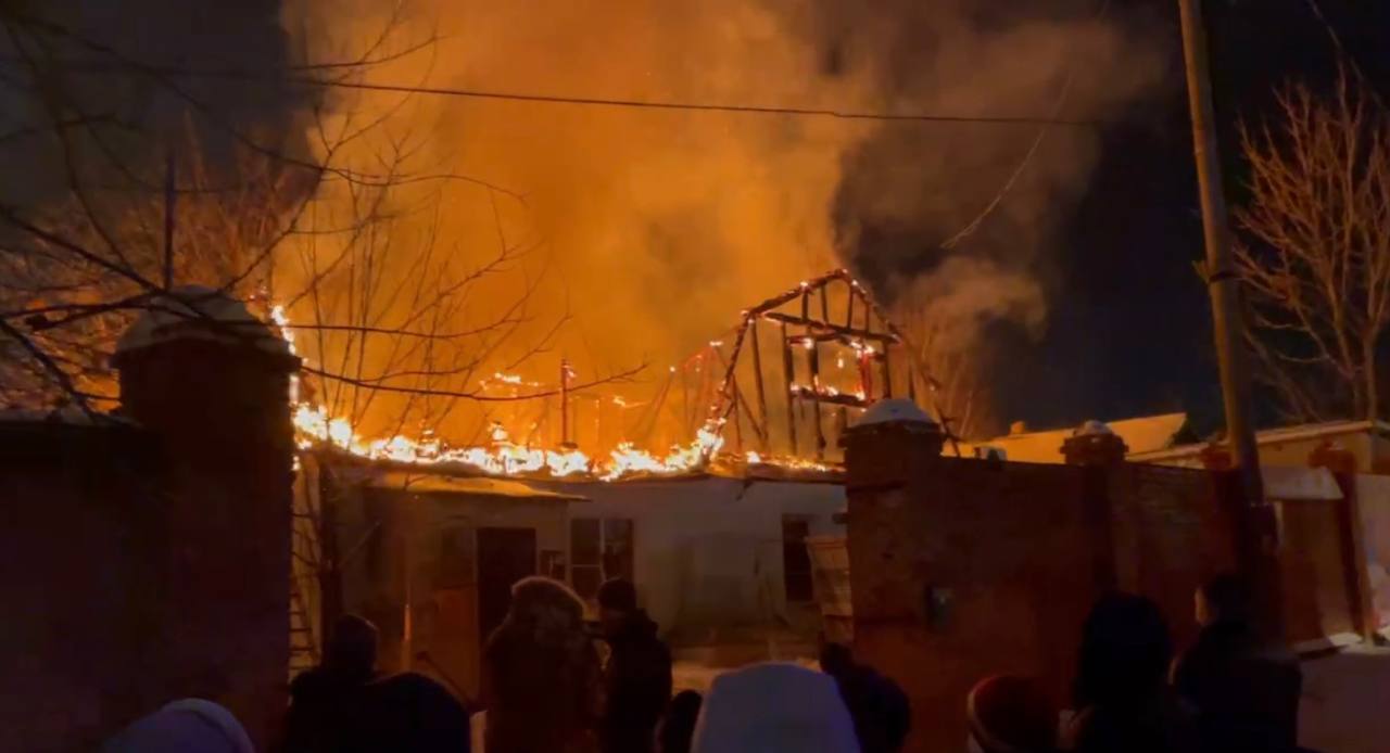 Один человек погиб при пожаре в частном доме в Хабаровске | Телеканал  