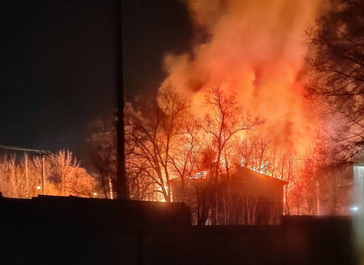 Мужчина погиб при пожаре в деревянном доме в Хабаровске | 16.04.2024 |  Хабаровск - БезФормата