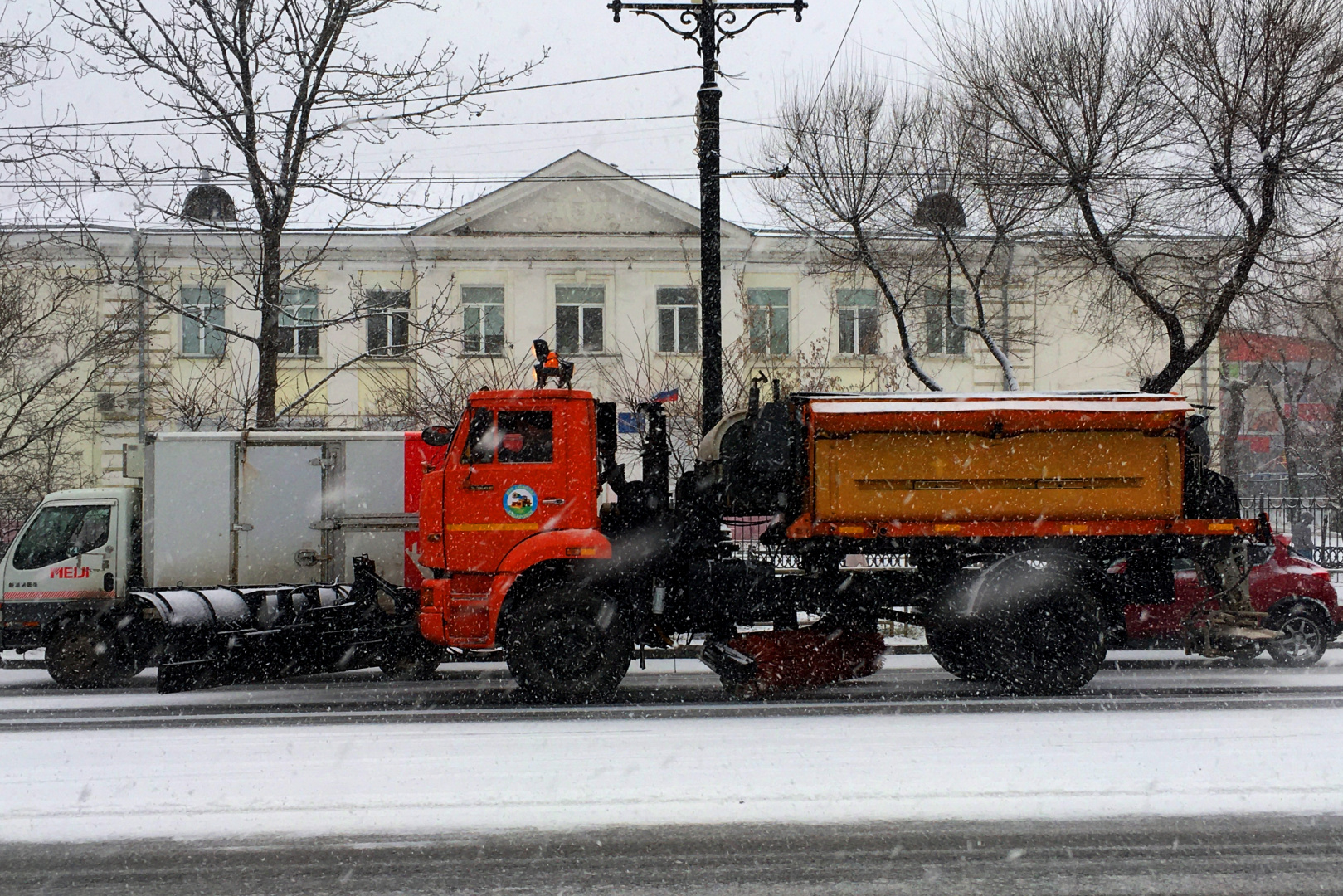 3 июня 2019 хабаровск. Машины на дороге в Хабаровске. Фото песчано соляной смеси в снегу. Фото Хабаровск обработанные.